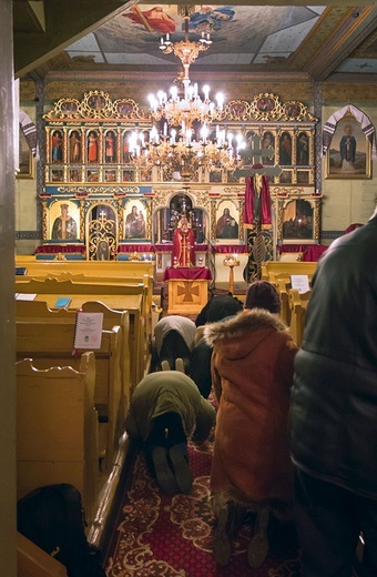 W czasie Wielkiego Postu wierni kłaniają się nisko w czasie liturgii dotykając,  samej ziemi 