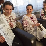 Kogo rysują dziś młodzi unici? Tarasa Szewczenkę. Julka i Emilka Korbicz z Ropicy Polskiej przyglądają się, jak ich mama wyszywa łemkowski strój 