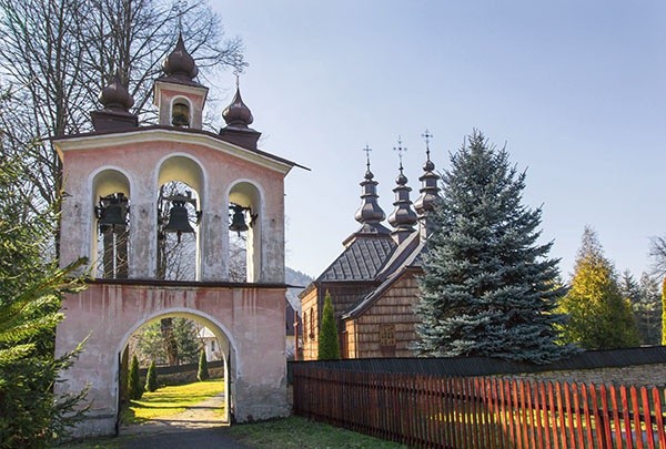 Łosie. Z jednej strony greckokatolickiej cerkwi  krzyż upamiętniający  tysięczną rocznicę  chrztu Rusi, z drugiej brama z napisem „Totus Tuus”  i datami 966–1966.  Dwa chrzty, jeden Kościół