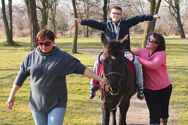 Wiktorowi jazda na koniu pomaga rehabilitacji i sprawia dużo radości