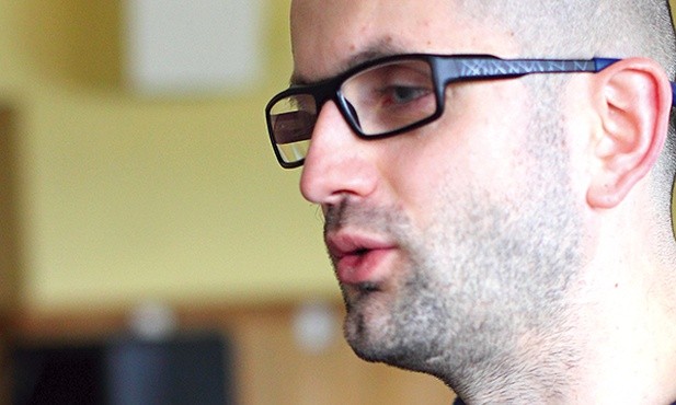 Dobromir jeździ po Polsce z programem antynarkotykowym „Rap Pedagogia”, opowiada swoją historię, mówi młodym, że można żyć lepiej, że mają prawo do dobrego życia. Zachęca, aby zaufali Bogu, tak jak on to uczynił w przeszłości