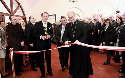 Uroczyście przeciął wstęgę abp Alfons Nossol. Obok niego Barbara Kamińska i prof. Stanisław Nicieja  