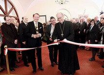 Uroczyście przeciął wstęgę abp Alfons Nossol. Obok niego Barbara Kamińska i prof. Stanisław Nicieja  