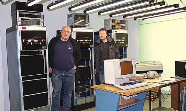 Piotr W. Fuglewicz (z lewej) i Krzysztof Chwałowski przy oryginalnych komputerach PRS z lat 70. ub. wieku