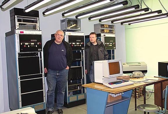 Piotr W. Fuglewicz (z lewej) i Krzysztof Chwałowski przy oryginalnych komputerach PRS z lat 70. ub. wieku