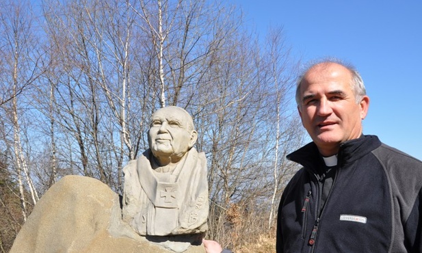 Pomnik Jana Pawła II na szczycie Błyszcza