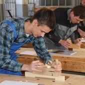 - Do drewna trzeba podchodzić z sercem - przekonuja młodzi stolarze