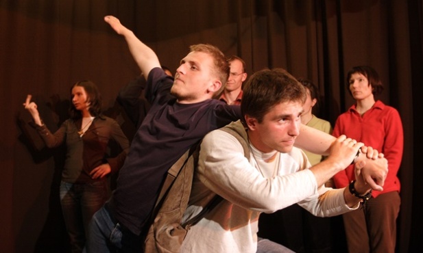 Razem brzemiona noście