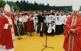 Bp Tadeusz Rakoczy wita papieża Jana Pawła II na Kaplicówce w maju 1995 r. - jedno z najważniejszych wydarzeń 22-lecia