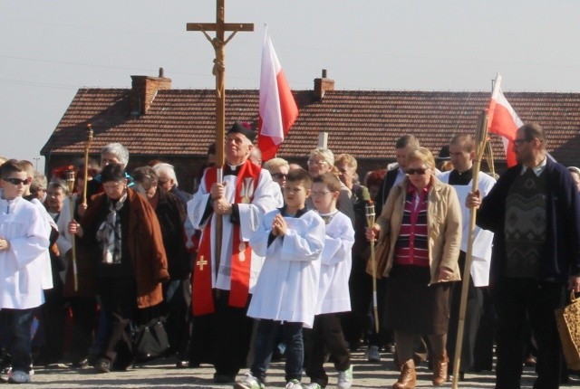 Na czele uczestników obozowej Drogi Krzyżowej z krzyżem szedł ks. prał. Władyslaw Zązel, diecezjalny duszpasterz trzeźwości