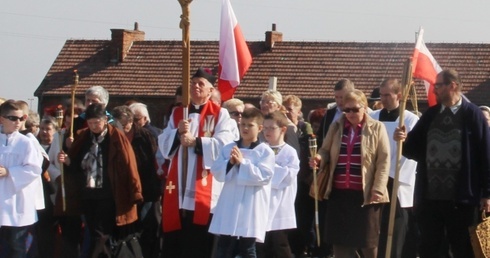 Na czele uczestników obozowej Drogi Krzyżowej z krzyżem szedł ks. prał. Władyslaw Zązel, diecezjalny duszpasterz trzeźwości