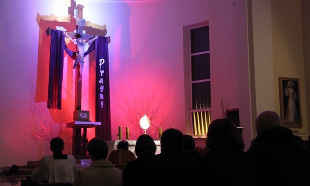 Adoracja Najświętszego Sakramentu w kaplicy seminaryjnej