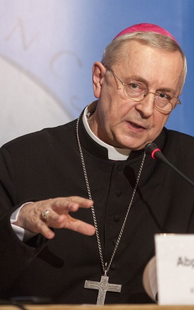 Abp Stanisław Gądecki jest od 12 marca br. przewodniczącym Konferencji Episkopatu Polski. Święcenia kapłańskie przyjął w 1973 r., sakrę biskupią otrzymał w 1992 r., od 2002 r. jest metropolitą poznańskim. Jest członkiem Rady Stałej Episkopatu Polski, przewodniczącym Komisji Duszpasterstwa, członkiem Komisji Wspólnej Rządu RP i Konferencji Episkopatu Polski, przewodniczącym Rady Programowej Katolickiej Agencji Informacyjnej. Ma 65 lat.