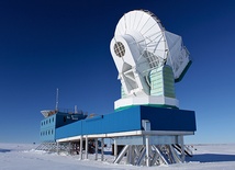 Obserwatorium astronomiczne na biegunie południowym. Dzięki temu teleskopowi udało się zarejestrować zmarszczki przestrzeni