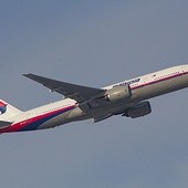 Boeing 777-200 LR o numerze 9M-MRO należący do Malaysia Airlines. To właśnie ta maszyna zaginęła (zdjęcie z 2012 r.)