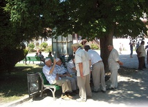 Tatarzy w Bachczysaraju w oczekiwaniu na południową modlitwę.