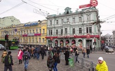 Centrum Charkowa z ukraińską restauracją w tle 
