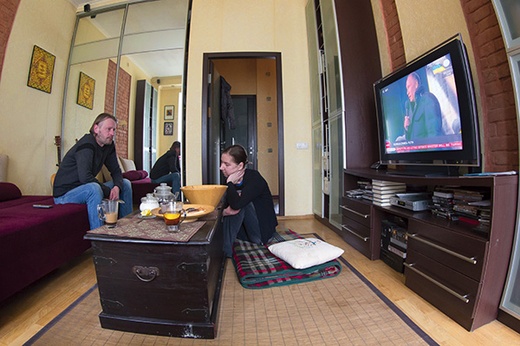 Mychajło Barbara, aktor teatralny, i jego żona Swietłana, reżyser, w swoim mieszkaniu w Charkowie, słuchają z przerażeniem przemówienia W. Putina.  – Nie mogę na to patrzeć  – Swietłana odwraca wzrok 