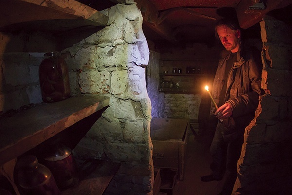  Większość Ukraińców w dużych miastach ma takie prywatne schrony, które służą również za spiżarki  – na wypadek wojny i głodu