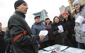 – Ja jestem ruski człowiek – mężczyzna z opaską, symbolizującą prorosyjskie siły, namawia mieszkańców Charkowa do podpisywania wniosku o referendum za „federalizacją” Ukrainy