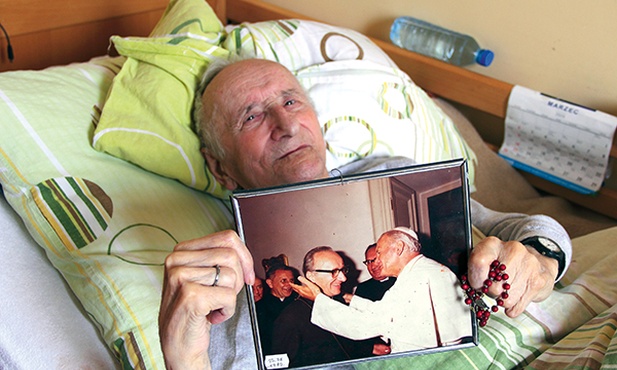   Ks. Franciszek w swoim pokoju trzyma cenne pamiątki – zdjęcia ze spotkań z bł. Janem Paweł II. To, które trzyma w ręku, zrobione zostało 10 sierpnia 1980 r.