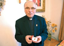  Ks. prał. Tadeusz Juchas trzyma w rękach pierścień papieski  bł. Jana Pawła II, który w dzień kanonizacji zostanie umieszczony  obok berła figury Matki Boskiej Ludźmierskiej