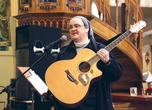   Siostra Anna Bałchan z gitarą w dłoni dała świadectwo,  które przekonało młodych