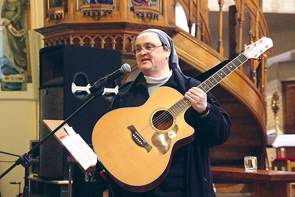   Siostra Anna Bałchan z gitarą w dłoni dała świadectwo,  które przekonało młodych