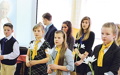 Podczas konferencji młodzież z Łukty zaprezentowała widowisko artystyczno-muzyczne przygotowane przez Ewę Kotwicką 