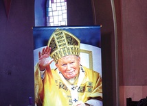  Portret Jana Pawła II w kościele Najświętszego Serca Pana Jezusa w Koszęcinie