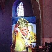  Portret Jana Pawła II w kościele Najświętszego Serca Pana Jezusa w Koszęcinie