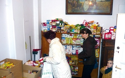  Urszula Lamparska na dyżurze odbiera wylosowane produkty od darczyńców