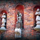 Figura Chrystusa Frasobliwego i aniołów opłakujących Mękę Pańską w niszach muru muzeum diecezjalnego, tuż obok płockiej katedry