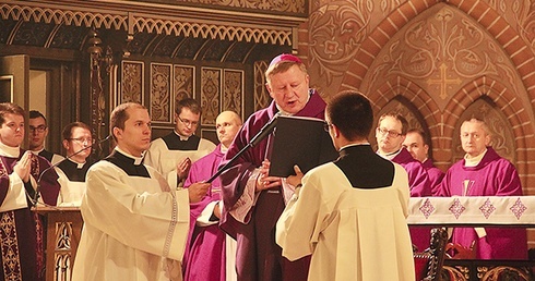  Posługi lektoratu udzielił alumnom biskup pomocniczy archidiecezji gdańskiej Wiesław Szlachetka