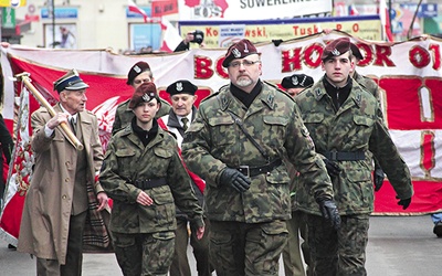  Przedstawiciele Związku Strzeleckiego Rzeczypospolitej regularnie biorą udział w manifestacjach patriotycznych.  Na zdjęciu: Podczas obchodów Dnia Żołnierzy Wyklętych