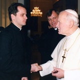Styczeń 1992 r. Audiencja dla księży studentów rzymskich uczelni. Z Janem Pawłem II rozmawia Ks. Jarosław Wojtkun