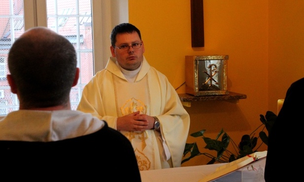 Aresztant: Będzie ksiądz dzisiaj spowiadał?