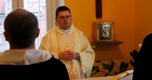 Aresztant: Będzie ksiądz dzisiaj spowiadał?