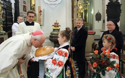 Bp Andrzej F. Dziuba przyjmuje dary niesione w procesji przez łowiczanki