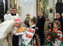 Bp Andrzej F. Dziuba przyjmuje dary niesione w procesji przez łowiczanki