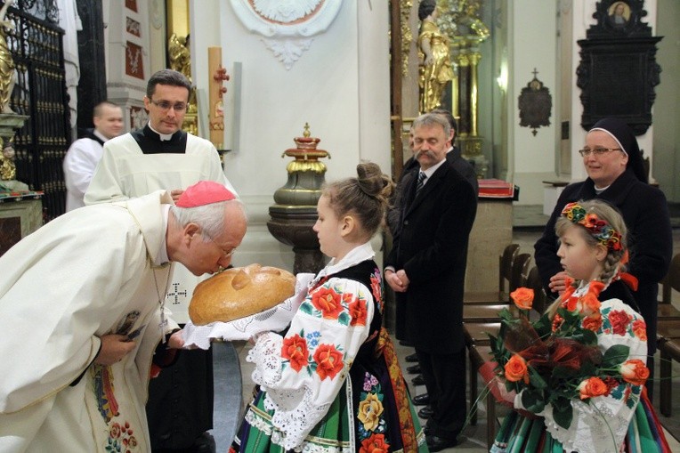 Bp Andrzej F. Dziuba przyjmuje dary niesione w procesji przez łowiczanki