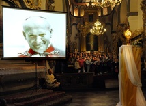 Papieski Wieczór Chwały w bazylice kolegiackiej w 35. rocznicę wyboru Jana Pawła II