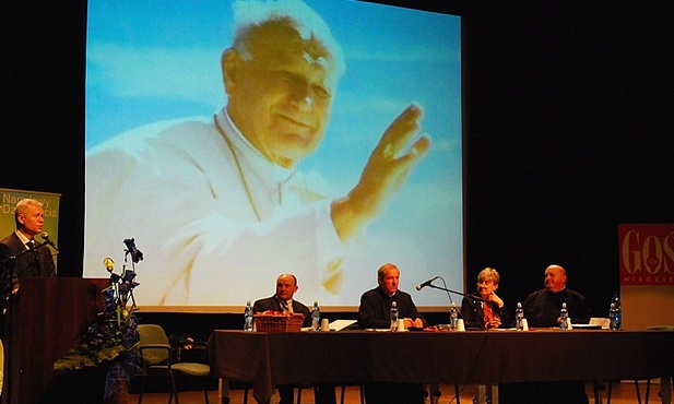 Co roku na Sympozjum "Dar Życia" zapraszani są znamienici goście