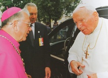 W imieniu Kościoła łowickiego papieża powitał bp Alojzy Orszulik