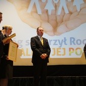 Bp. łowicki Andrzej F. Dziuba został uhonorowany tytułem Ambasadora Życia i Rodziny