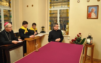 W kaplicy domu biskupiego bp Piotr Libera wraz z młodzieżą odmówił modlitwę zawierzenia Miłosierdziu Bożemu, ułożoną przez bł. Jana Pawła II