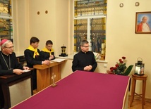 W kaplicy domu biskupiego bp Piotr Libera wraz z młodzieżą odmówił modlitwę zawierzenia Miłosierdziu Bożemu, ułożoną przez bł. Jana Pawła II
