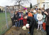 Zakopali kapsułę czasu na... placu szkolnym