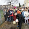 Zakopali kapsułę czasu na... placu szkolnym