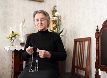 Jadwiga Staszewska z różańcem pobłogosławionym przez Jana Pawła II